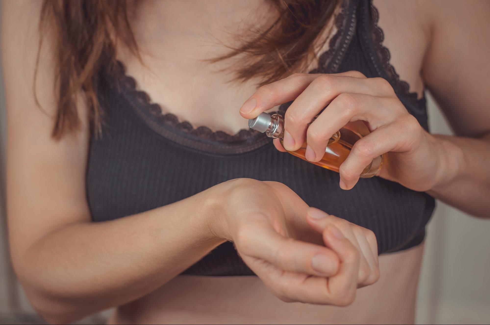 aplikacja odrobiny perfum na nadgarstki