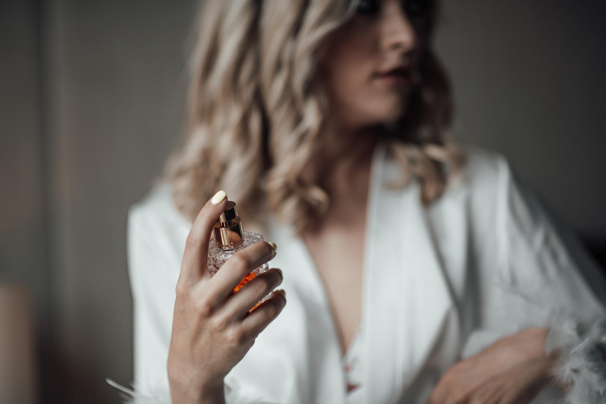 aplikowanie perfum na włosy